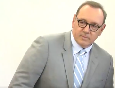 Εμφάνιση – έκπληξη του Κέβιν Σπέισι στο δικαστήριο