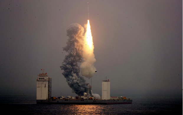 Η Κίνα εκτόξευσε πρώτη φορά πύραυλο από πλωτή εξέδρα και όχι από τη στεριά