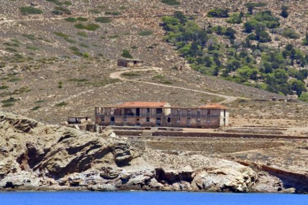 Με ανοιχτό διαγωνισμό η κατεδάφιση των αυθαιρέτων στη Μακρόνησο