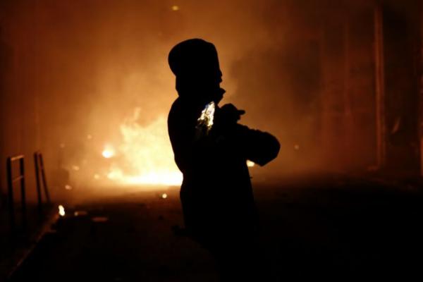Βόμβες μολότοφ και προσαγωγές τη νύχτα έξω από το Πολυτεχνείο