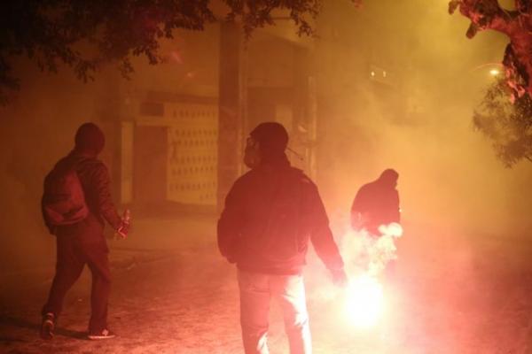 Επιδρομές κουκουλοφόρων τη νύχτα στα Εξάρχεια – Μία σύλληψη