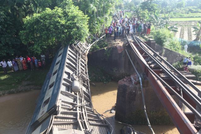 Μπανγκλαντές: Τέσσερις νεκροί και δεκάδες τραυματίες από εκτροχιασμό τρένου
