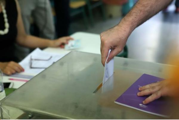 «Γαλάζιες» 11 από τις 13 περιφέρειες της χώρας