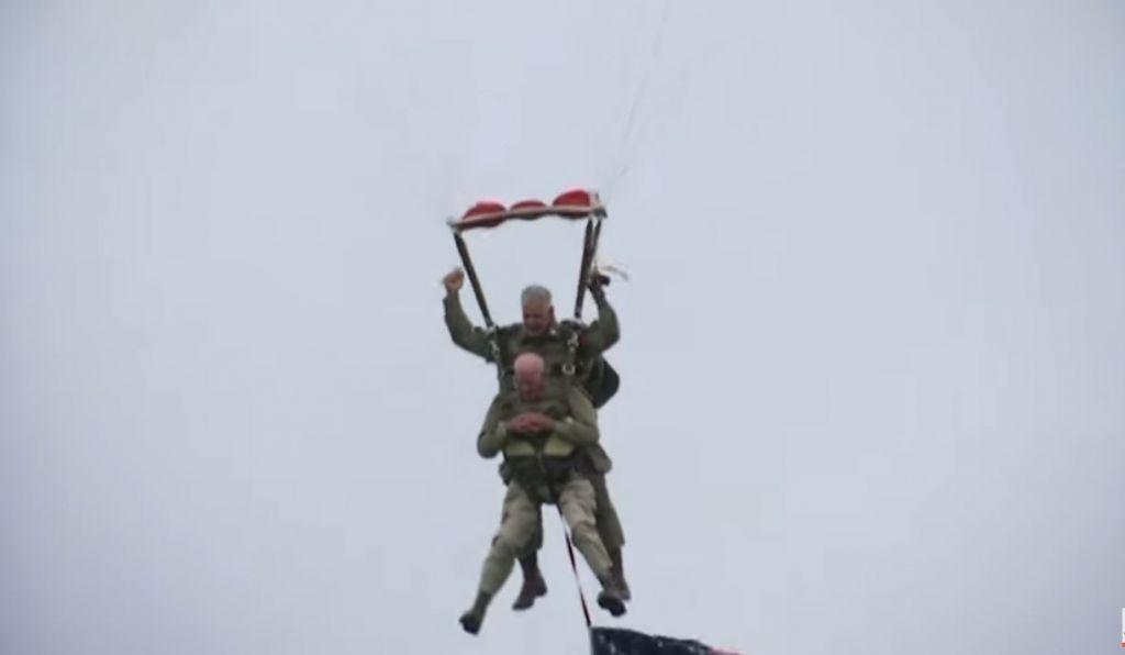 Βετεράνος Αμερικανός στα 97 του πήδηξε με αλεξίπτωτο στη Νορμανδία