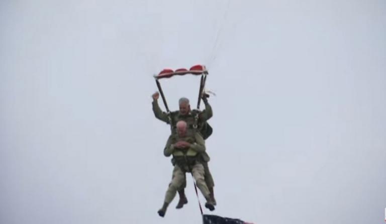 Βετεράνος Αμερικανός στα 97 του πήδηξε με αλεξίπτωτο στη Νορμανδία