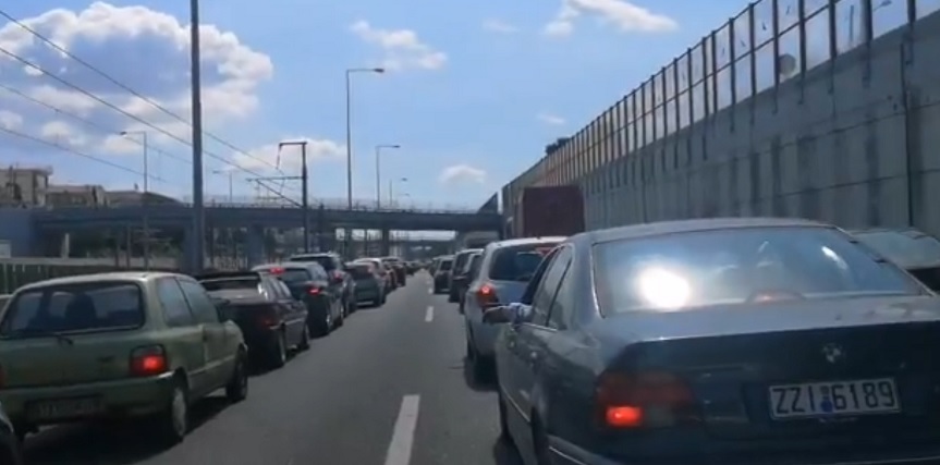 Ουρές χιλιομέτρων στην Αττική Οδό μετά τη φωτιά σε φορτηγό