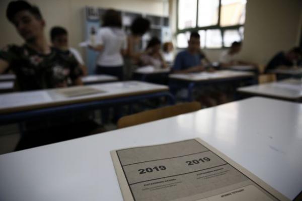Πανελλαδικές: Υποψήφιος πιάστηκε με κινητό – Μηδενίστηκε το γραπτό
