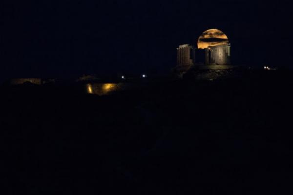 Μαγευτική η «Πανσέληνος της Φράουλας»