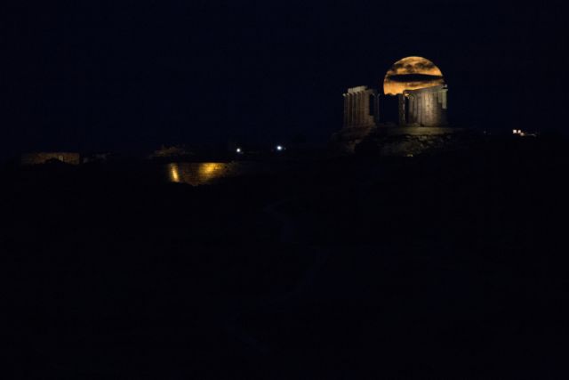 Μαγευτική η «Πανσέληνος της Φράουλας»