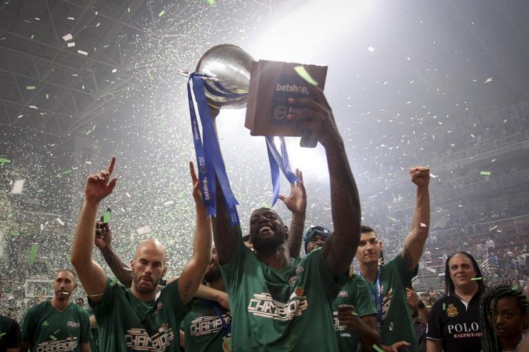 Η απονομή του τροπαίου στον πρωταθλητή Παναθηναϊκό