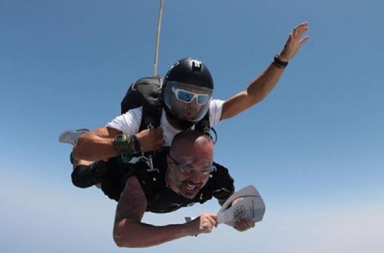 ΠΑΟΚ : Πτώση με αλεξίπτωτο αγκαλιά με ομοίωμα της κούπας