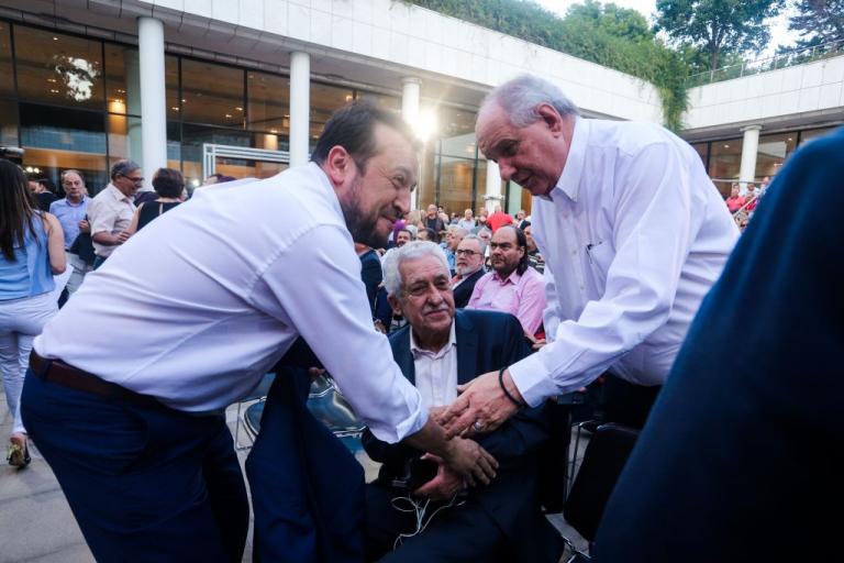 Αγκαλιές, πειράγματα και «πηγαδάκια» – Μία ωραία ατμόσφαιρα στο Μέγαρο