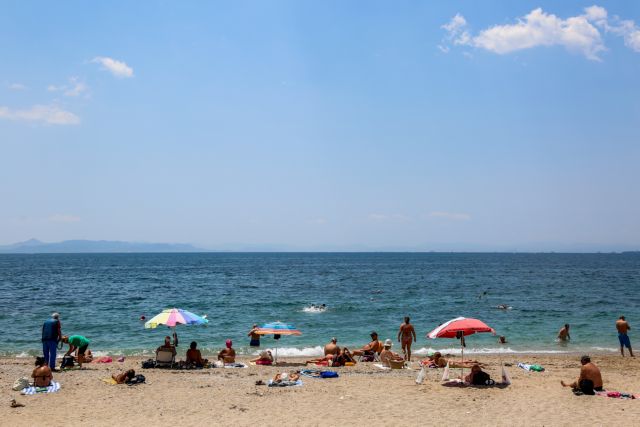 Ξεχύθηκαν στις παραλίες οι Αθηναίοι λόγω μίνι καύσωνα