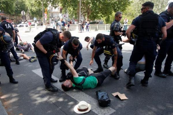 Παρίσι: Ακτιβιστές για το κλίμα συγκρούστηκαν με την αστυνομία