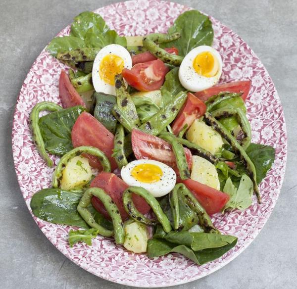 Πατατοσαλάτα με φασολάκι σχάρας, ντομάτα και βραστά αβγά