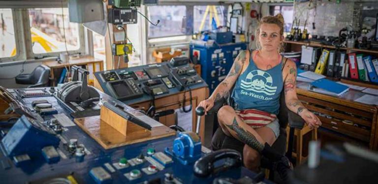 Πια Κλεμπ: Η καπετάνισσα που σώζει πρόσφυγες στη Μεσόγειο