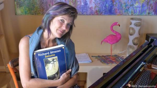 «Η Ελλάδα με βοηθάει να τραγουδώ καλύτερα»