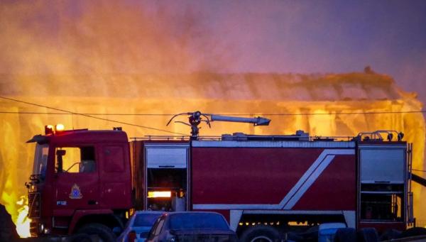Πολύωρη μάχη με τις φλόγες σε βιοτεχνία επίπλων στον Κορυδαλλό