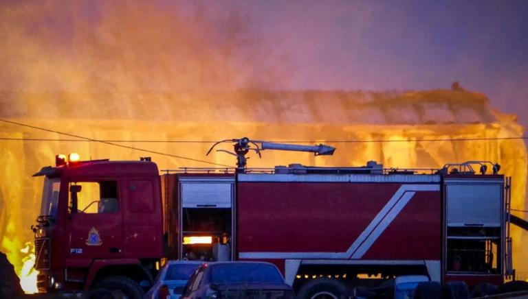 Πολύωρη μάχη με τις φλόγες σε βιοτεχνία επίπλων στον Κορυδαλλό