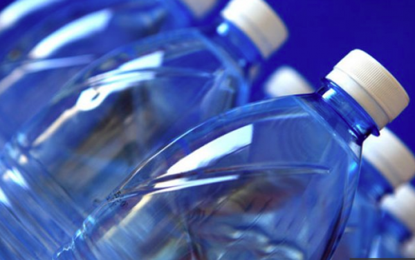 WWF: Πέντε γραμμάρια πλαστικό καταπίνει κάθε εβδομάδα ο μέσος άνθρωπος