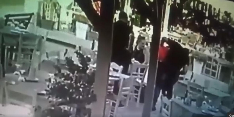 Συγκλονιστικό βίντεο από την Κρήτη: Εστιάτορας έσωσε τουρίστα από πνιγμό
