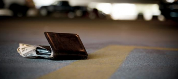 Οι παράγοντες που παίζουν ρόλο στο αν θα επιστραφεί ένα χαμένο πορτοφόλι