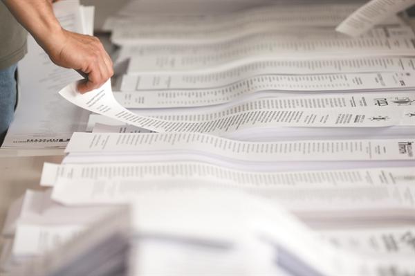 Στο κόκκινο υπουργοί και κομματικά στελέχη