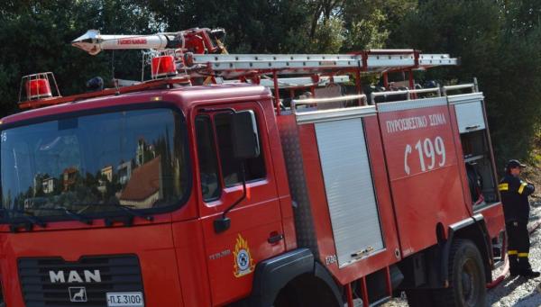 Μεγάλη φωτιά σε καλάμια στα Χανιά