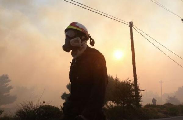 Μεγάλη πυρκαγιά στην Κάρυστο – Επί ποδός η Πυροσβεστική για τα σπίτια που βρίσκονται κοντά