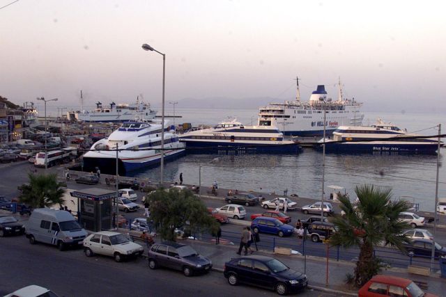 Μηχανική βλάβη σε καταμαράν με 317 επιβάτες - Επέστρεψε στο λιμάνι της Ραφήνας