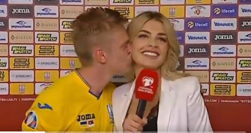Το on air φιλί ποδοσφαιριστή σε πανέμορφη ρεπόρτερ