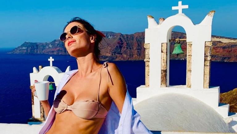 H Αλεσάντρα Αμπρόζιο βάζει.. φωτιά στη Σαντορίνη