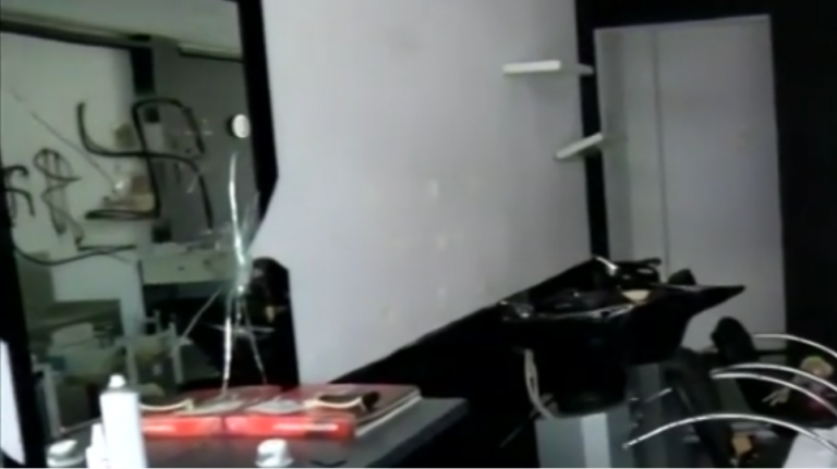 Έσπασαν κομμωτήριο στην Αργυρούπολη και «υπέγραψαν» με σβάστικα