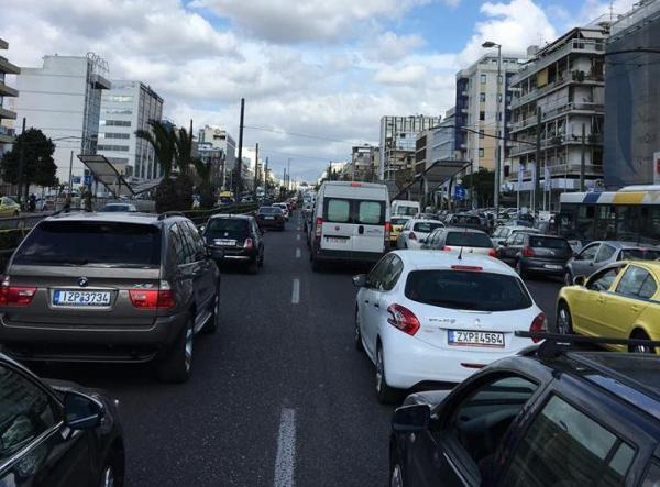 Τροχαίο στη Συγγρού: ΙΧ ανέβηκε σε νησίδα και ξήλωσε φανάρι