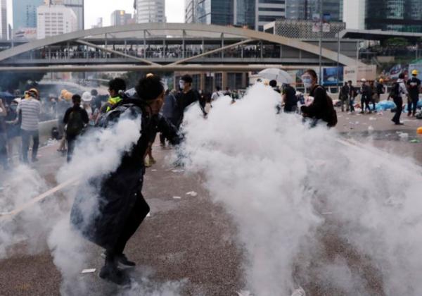 Χονγκ Κονγκ: Συγκρούσεις διαδηλωτών με αστυνομικούς έξω από το κοινοβούλιο