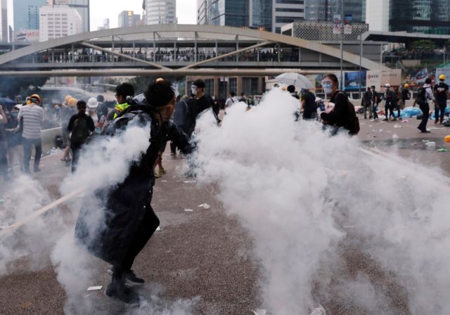 Χονγκ Κονγκ: Συγκρούσεις διαδηλωτών με αστυνομικούς έξω από το κοινοβούλιο