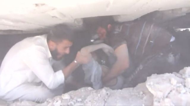 Αντίκρισαν εικόνες φρίκης μετά τον βομβαρδισμό αμάχων στη Συρία