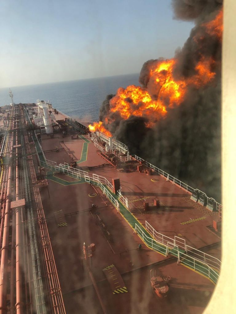 Συγκλονιστικές φωτογραφίες από τα πλοία στον Κόλπο του Ομάν - Χτυπήθηκαν «με τορπίλες και νάρκες»
