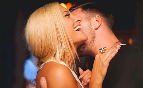 Ιωάννα Τούνη: Τα φιλιά με τον σύντροφό της στη Μύκονο