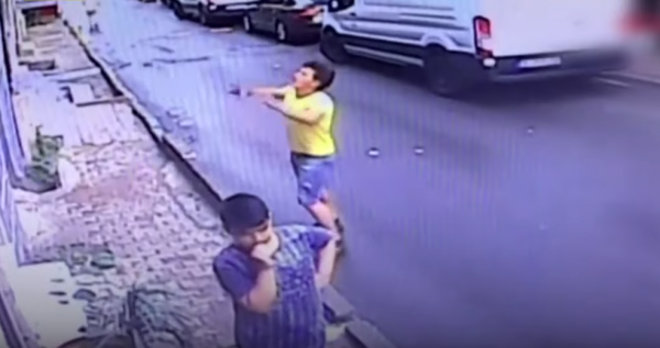 Ήρωας ετών 17: Έσωσε μωρό που έπεσε από το 2ο όροφο πολυκατοικίας