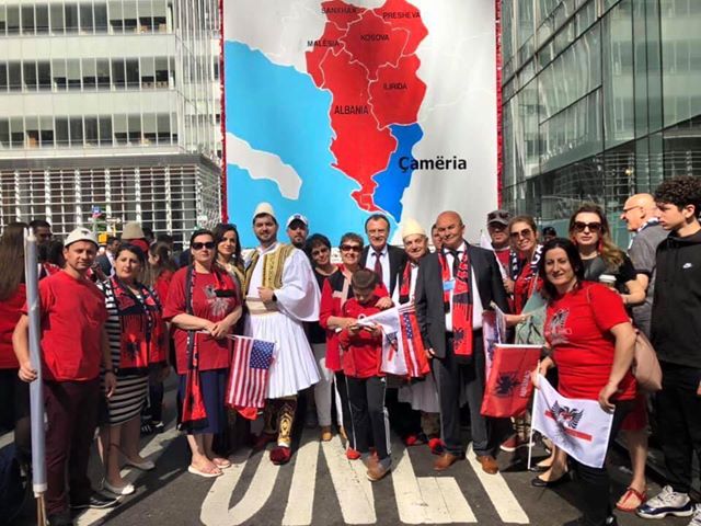 Με γιγάντιο χάρτη της «τσαμουριάς» η παρέλαση των Αλβανών στις ΗΠΑ