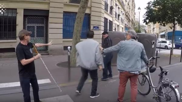 Σάλος στη Γαλλία: Οδηγός παραλίγο να πατήσει τυφλό – Έδειρε τον συνοδό του