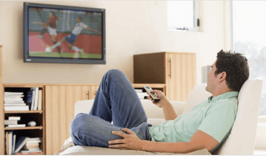 Η πολύωρη παρακολούθηση τηλεόρασης πιο επιβλαβής από την πολύωρη εργασία στο γραφείο
