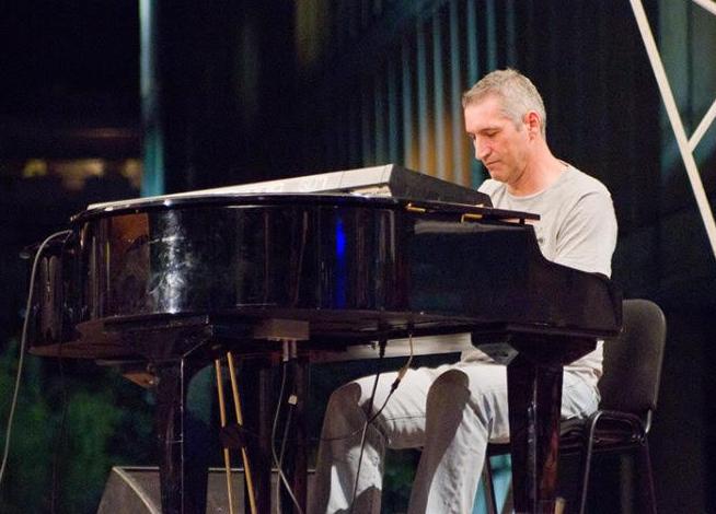 O Ανδρέας Αποστόλου μιλάει στο in.gr για τον δίσκο «Μεσημέρι… στον παράδεισο» και όχι μόνο