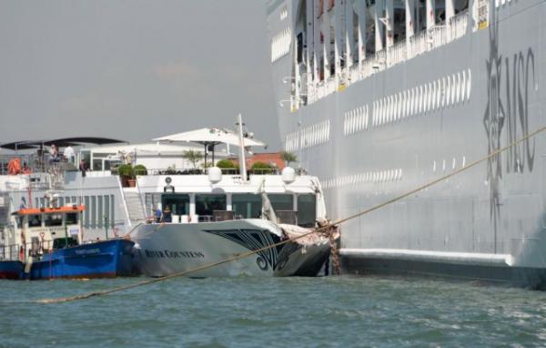 Βενετία: Κρουαζιερόπλοιο συγκρούστηκε με πλοιάριο – 5 τραυματίες