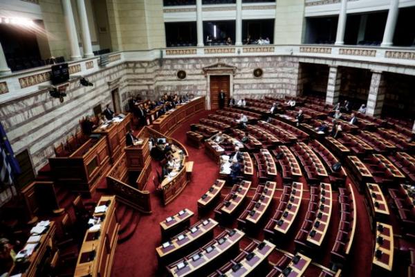 Μπαράζ τροπολογιών στη Βουλή παρά την απαγόρευση Φάμελλου