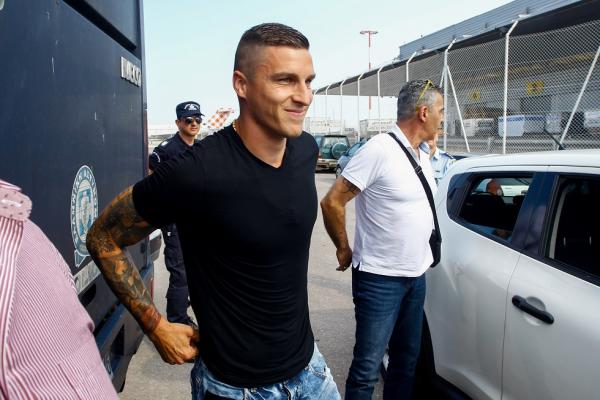 Στην Αθήνα ο Βράνιες για την ΑΕΚ – Τα «κλικ» από την άφιξη