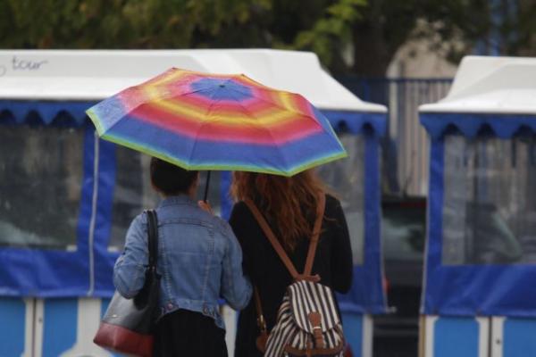 Καιρός: Βροχές και καταιγίδες σήμερα το μεσημέρι – Καύσωνας το Σαββατοκύριακο