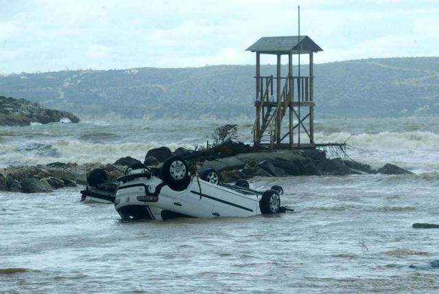 Ηράκλειο: Αυτοκίνητο έπεσε στη θάλασσα -Απεγκλωβίστηκαν δύο άτομα
