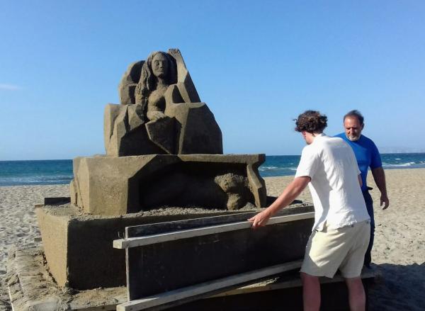 Εκπληκτικά γλυπτά από άμμο στην παραλία της Αμμουδάρας